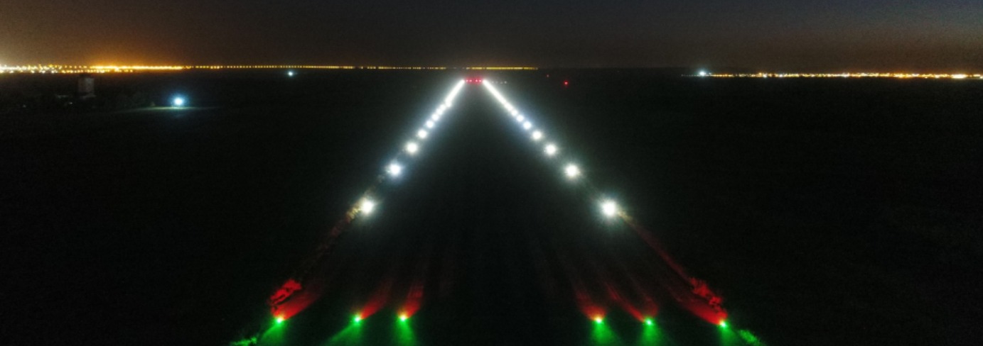 alternating red and white runway lights