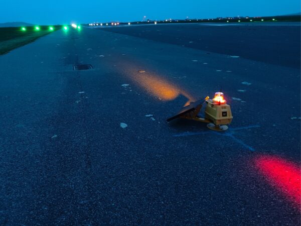 SP-401S Solar Runway Edge Light at Displaced Threshold - Yellow Red