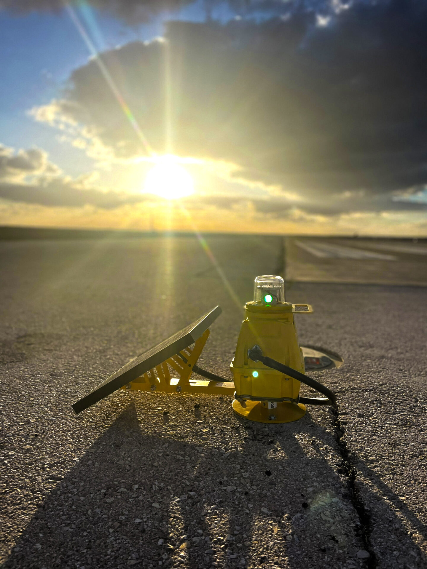 S4GA SP-401 solar runway threshold end light
